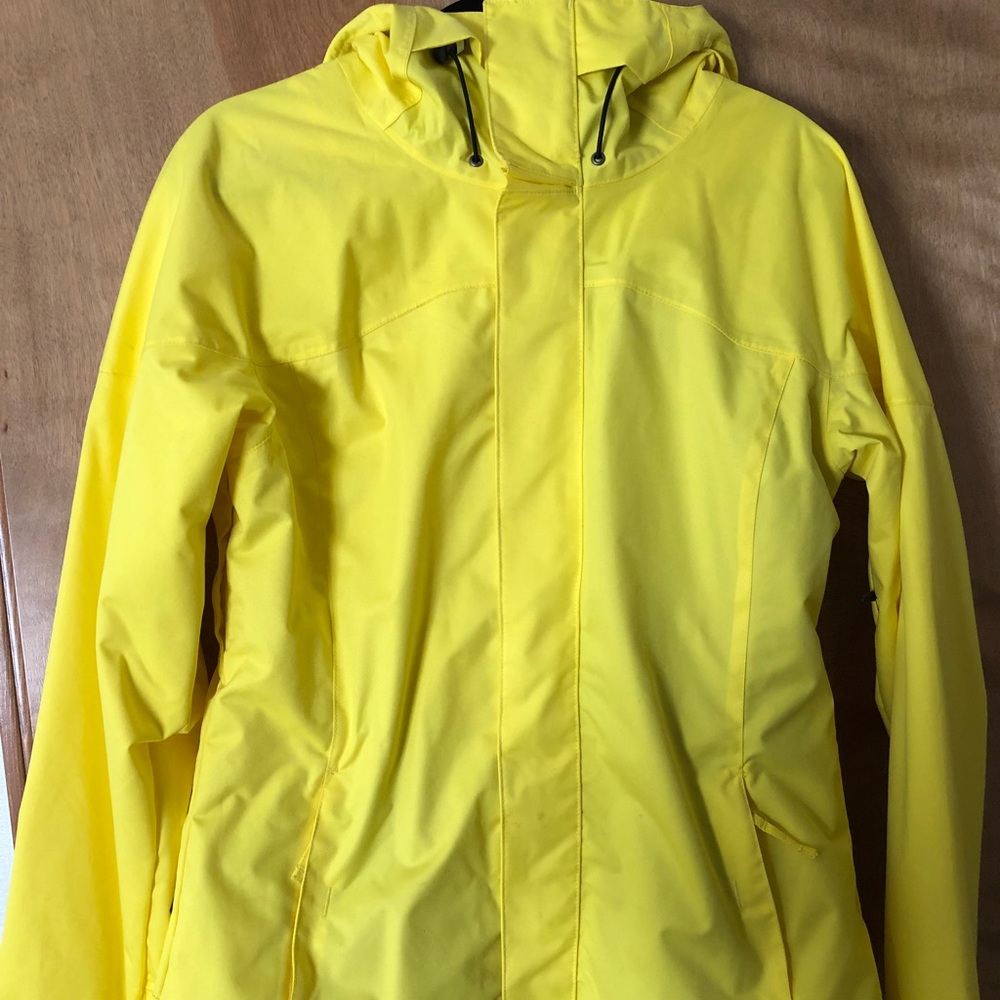 Yellow women’s Oakley snowboarding jacket.